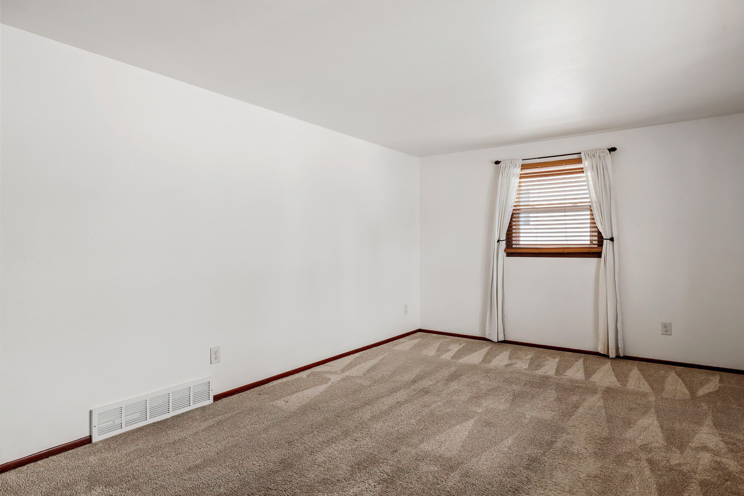 1135 North 27th Street Sheboygan, WI 53081 - Photo 8 of 30 Living Room