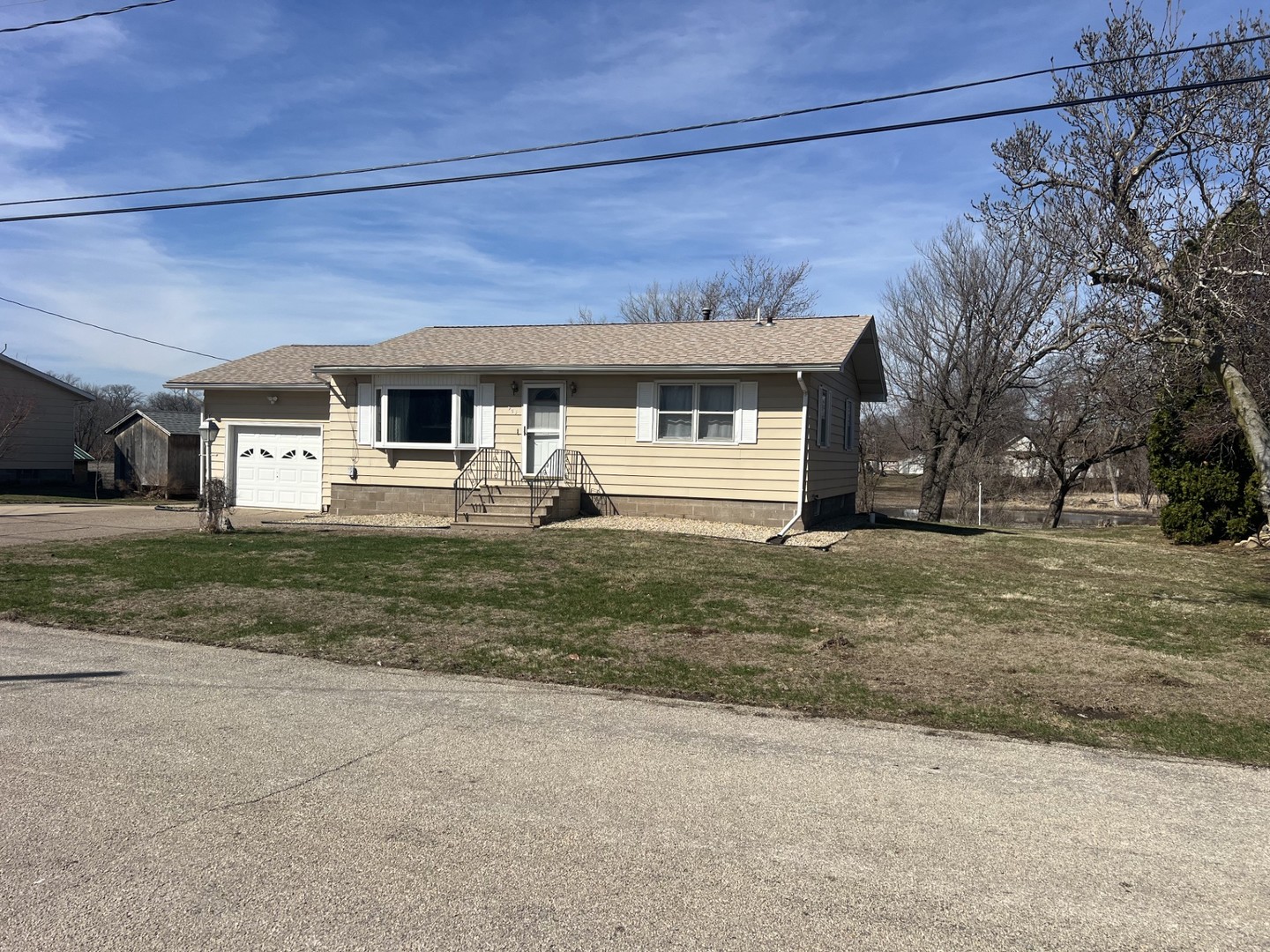 505 North Maple Street Cleveland, IL 61241 - Photo 2 of 15