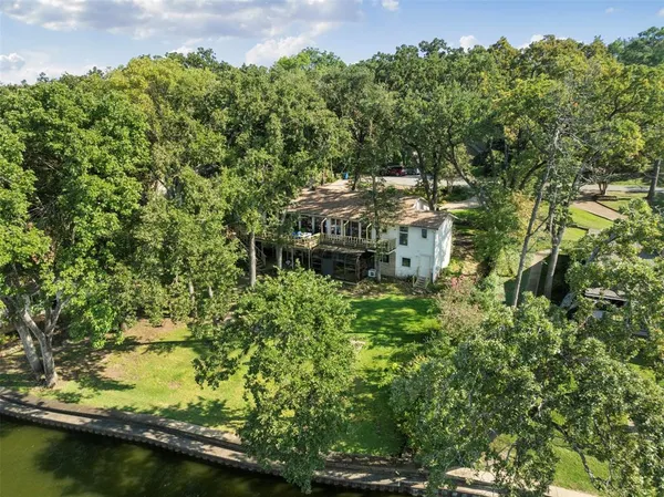 $699,999 | 1108 Lovers Lane, Tool, TX 75143