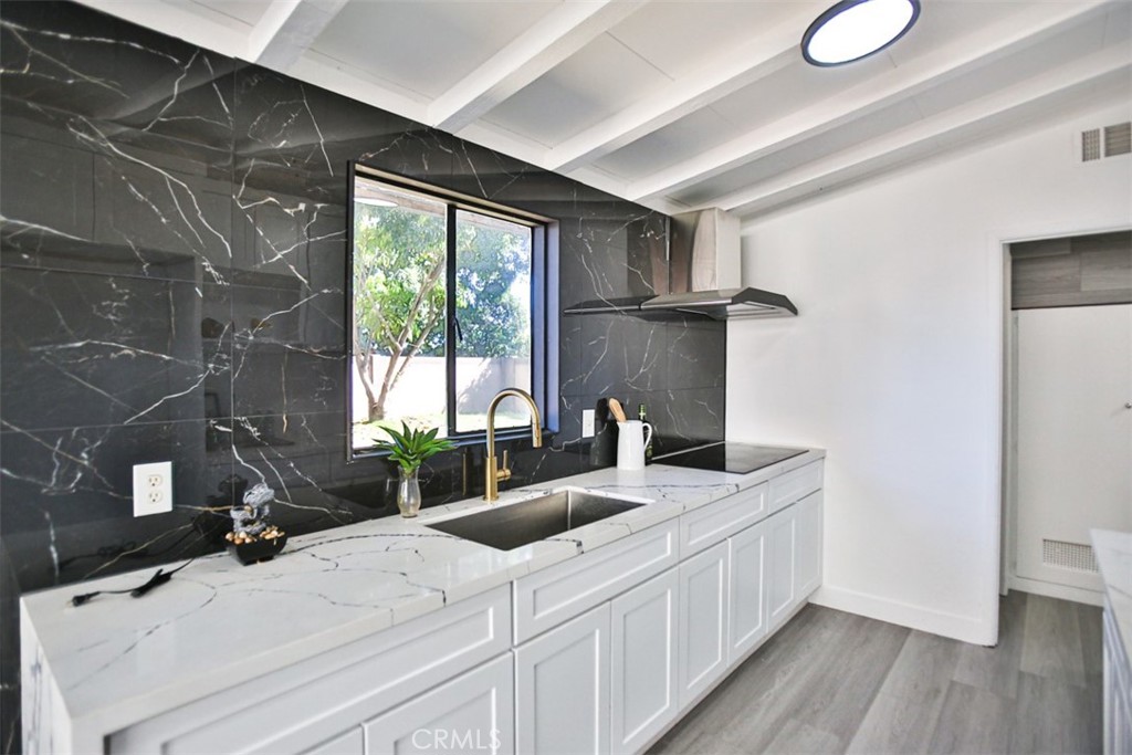 2540 West Picadilly Way Anaheim, CA 92801 - Photo 16 of 37 a very nice looking room with a large window