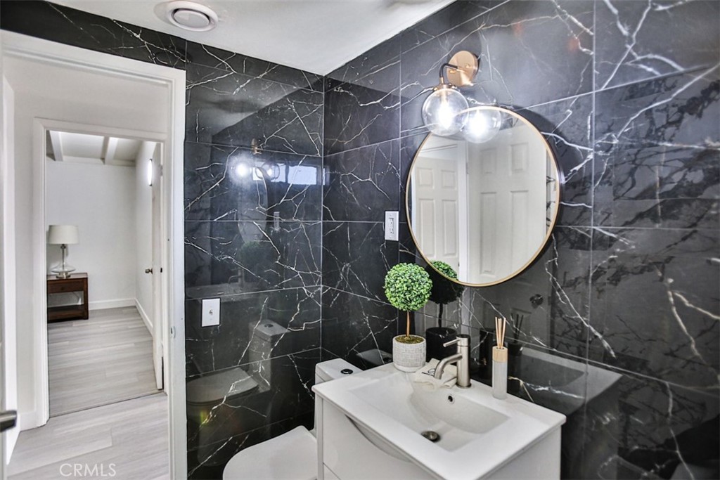 2540 West Picadilly Way Anaheim, CA 92801 - Photo 29 of 37 a bathroom with a sink mirror and vanity
