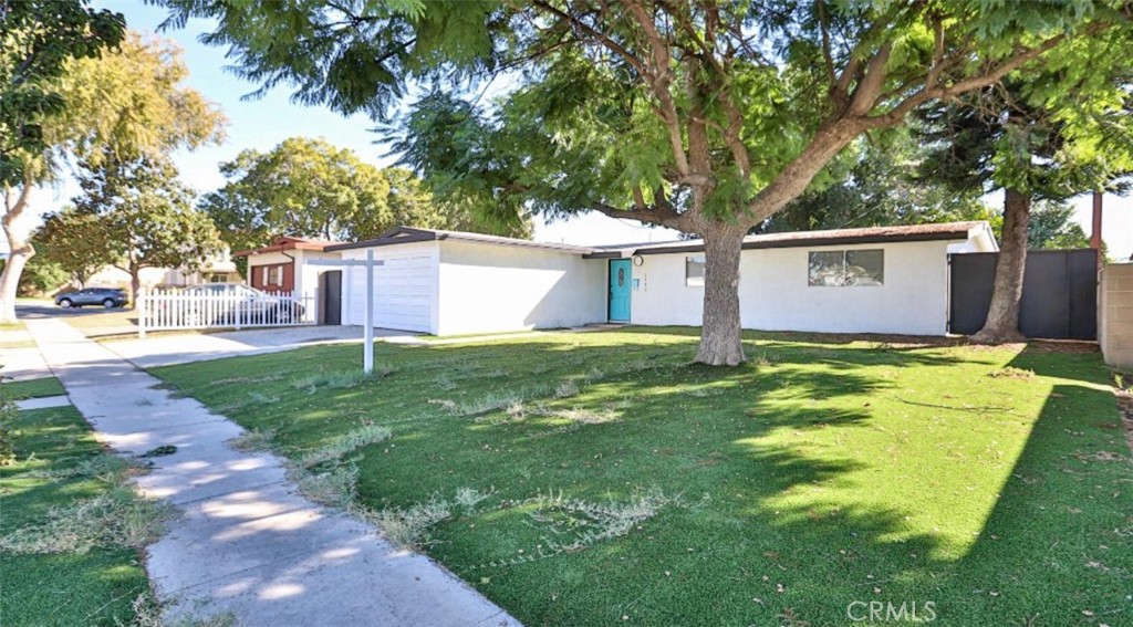 2540 West Picadilly Way Anaheim, CA 92801 - Photo 31 of 37 a front view of house with yard and green space