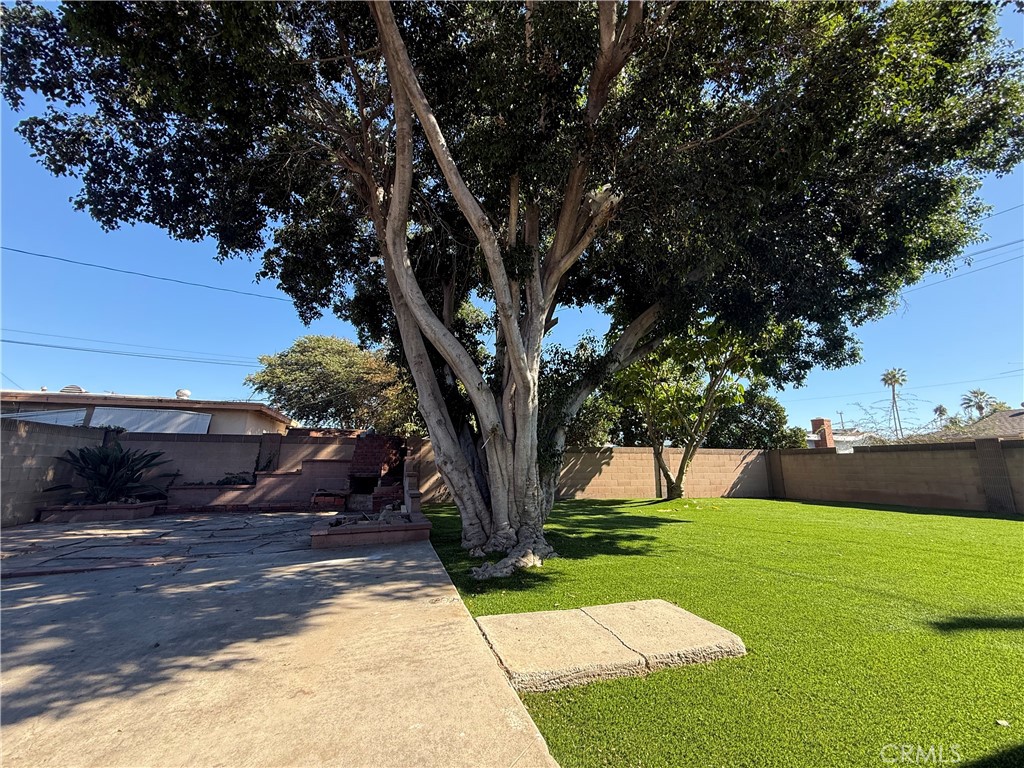 2540 West Picadilly Way Anaheim, CA 92801 - Photo 37 of 37 a view of a yard with plants and a large tree