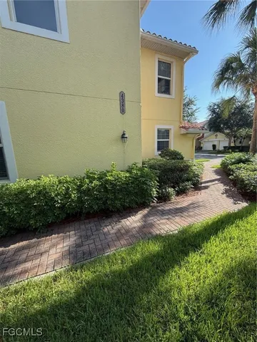 a view of back yard of the house