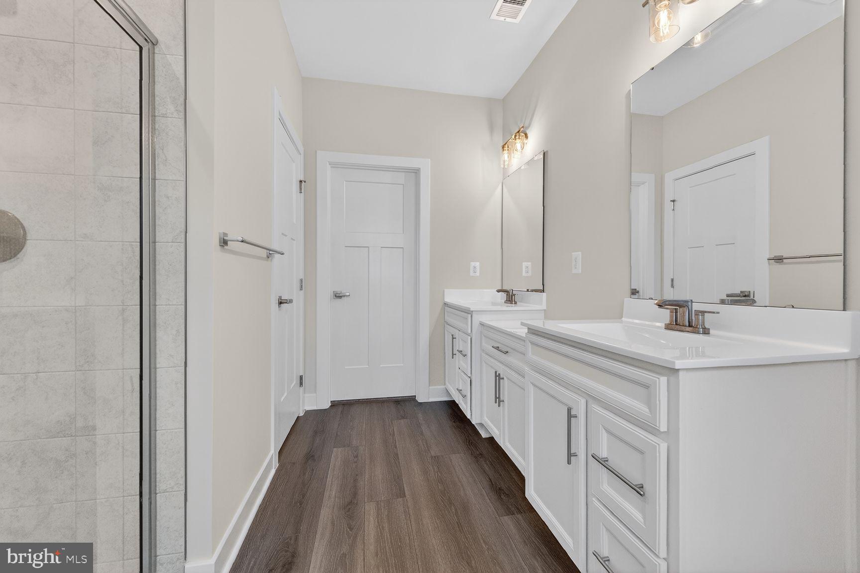 42548 Invergordon Terrace Sterling, VA 20166 - Photo 19 of 30 Primary Bath