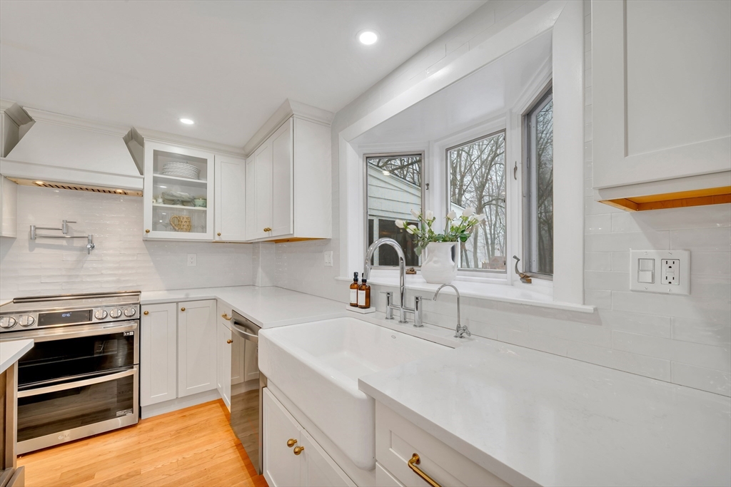 17 Wakefield Street Reading, MA 01867 - Photo 10 of 38