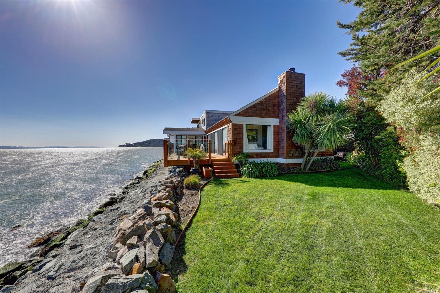 a view of a house with backyard porch and garden
