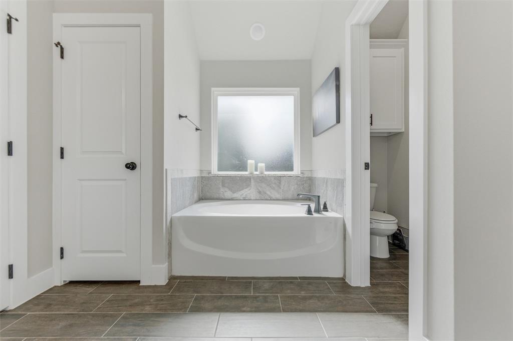 3020 Westfork Way Springtown, TX 76082 - Photo 21 of 40 a bathroom with a bathtub and a sink