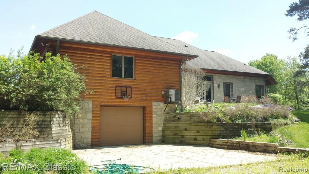 11169 Hyne Road Brighton, MI 48114 - Photo 8 of 48 2ND GARAGE BACK.jpg