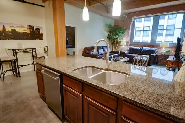 $399,000 | 712 Broadway Boulevard, Unit 503, Kansas City, MO 64105