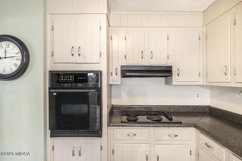 112 Prairie Boulevard Centerville, GA 31028 - Photo 11 of 32 a kitchen with granite countertop a stove and a microwave