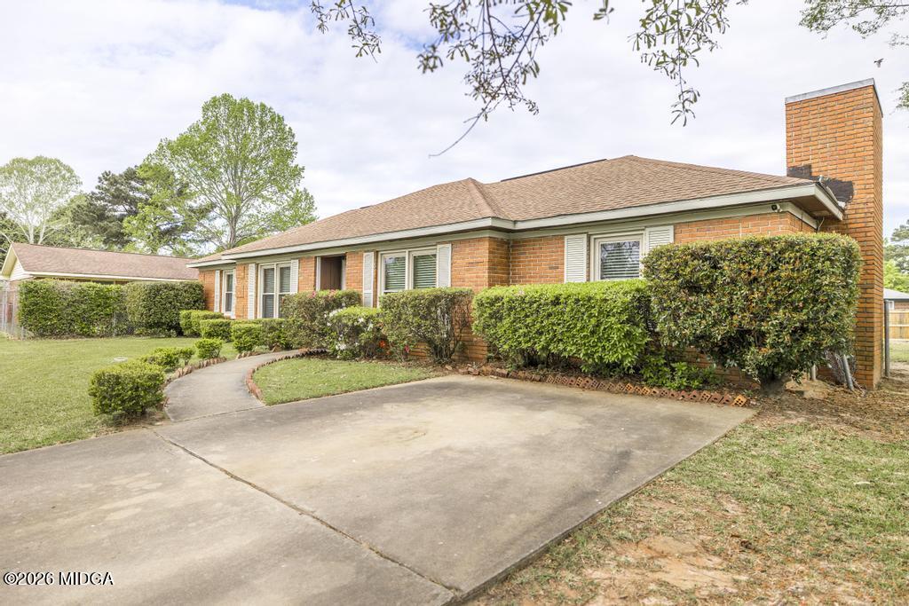 112 Prairie Boulevard Centerville, GA 31028 - Photo 5 of 32 a view of a house with a yard and potted plants