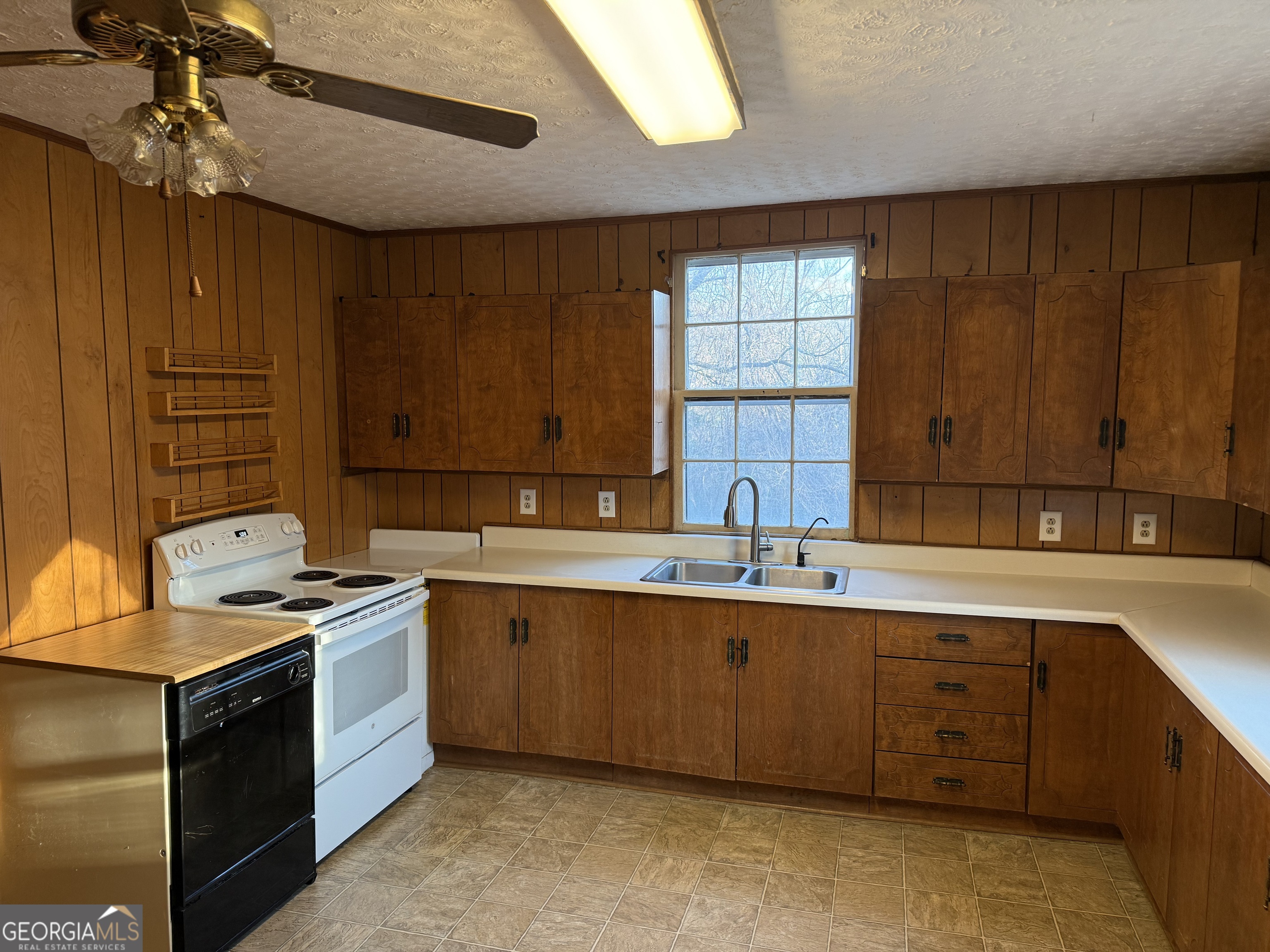219 Elm Street Jefferson, GA 30549 - Photo 4 of 9 kitchen