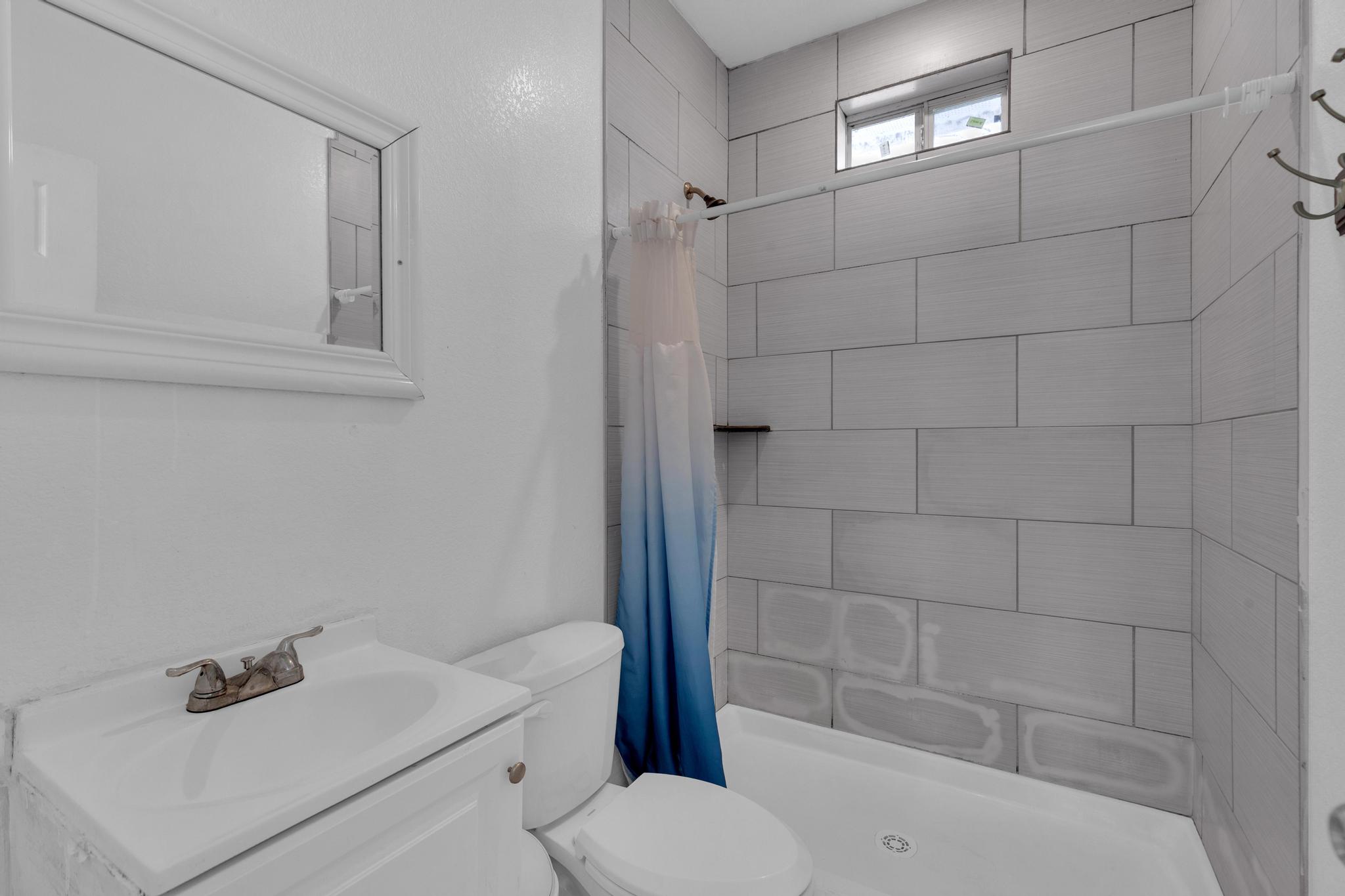 114 Crepe Myrtle Parkway Elgin, TX 78621 - Photo 26 of 40 Unit B - Full bathroom with vanity and tiled shower