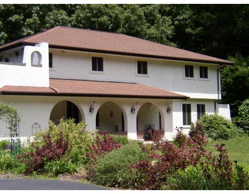 10 Common Street Norwell, MA 02061 - Photo 5 of 27 a view of a house with tub and garden