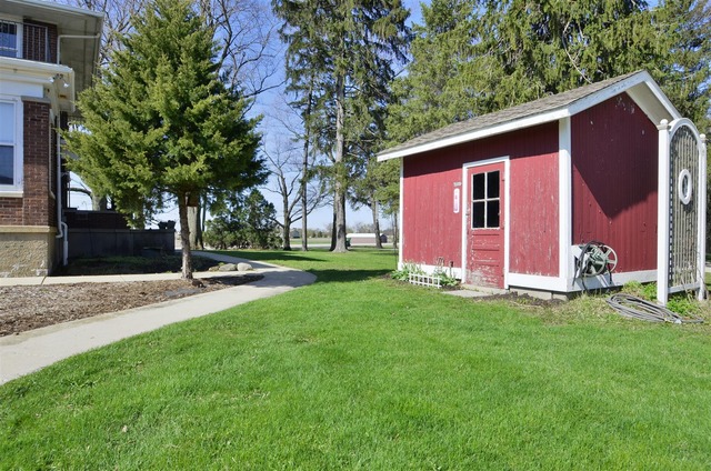43W424 Burlington Road Elgin, IL 60124 - Photo 20 of 25 a view of backyard of house with green space