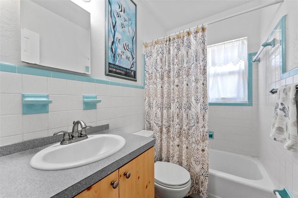 1441 Santa Anna Drive Dunedin, FL 34698 - Photo 21 of 34 a bathroom with a sink a toilet and a bathtub