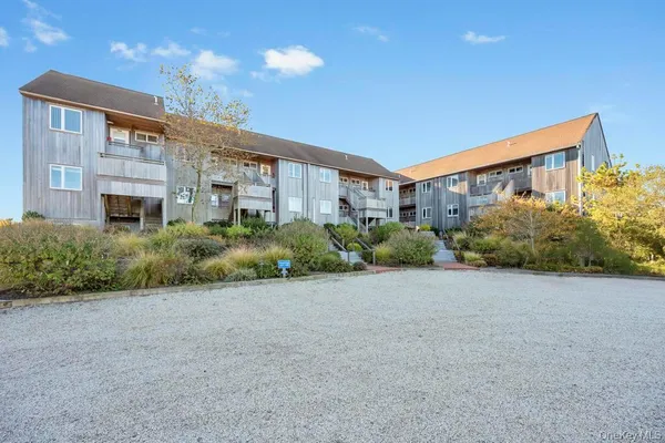 a view of a house with backyard and garden