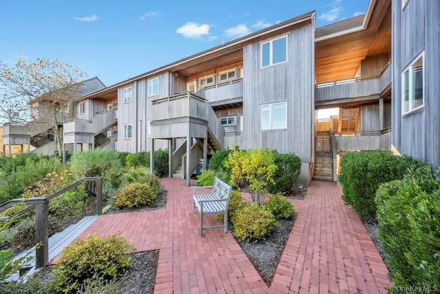 a view of a pathway with a house