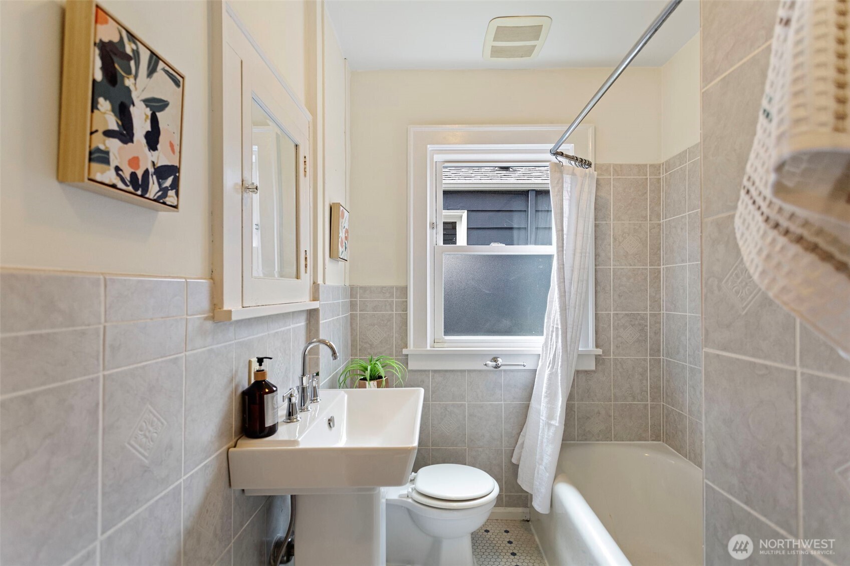 3917 Midvale Avenue North, Unit A Seattle, WA 98103 - Photo 19 of 37