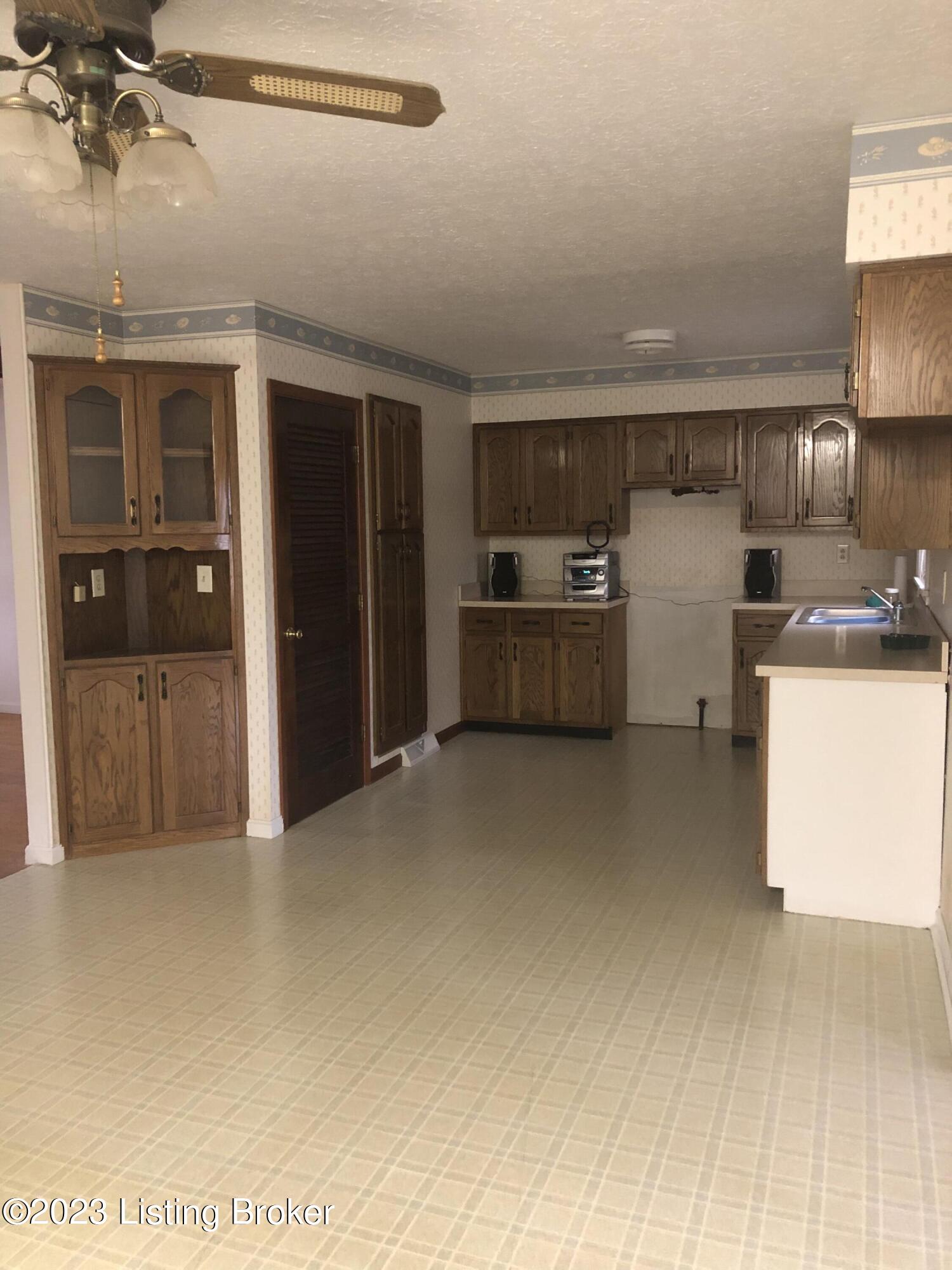 8312 Twisted Pine Road Louisville, KY 40219 - Photo 4 of 11 B21F1478-A5A5-4910-A58A-D76073CDBE92