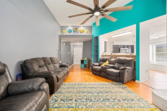 $204,000 | 327 Brompton Court, Highlands, TX 77562