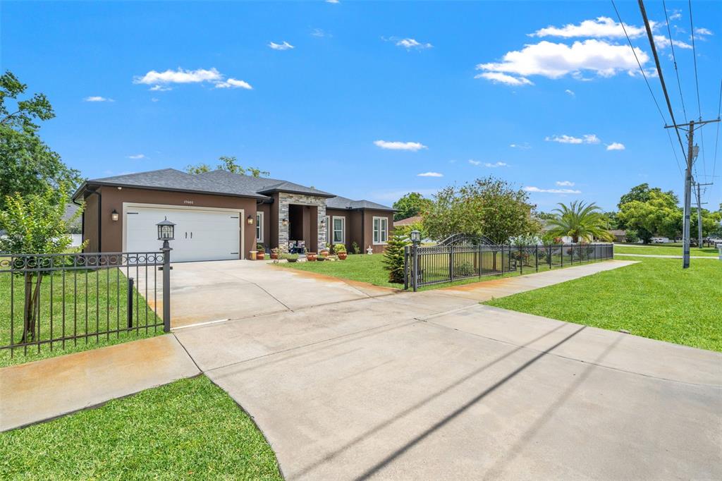 17601 Hanna Road Lutz, FL 33549 - Photo 3 of 48 a view of house with yard and outdoor space
