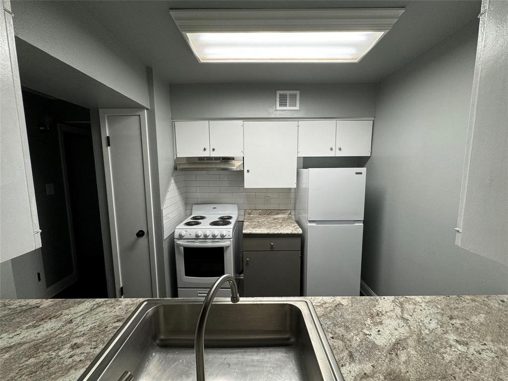 7000 Creswell Road, Unit 124 Shreveport, LA 71106 - Photo 9 of 18 a room with a bed and a refrigerator