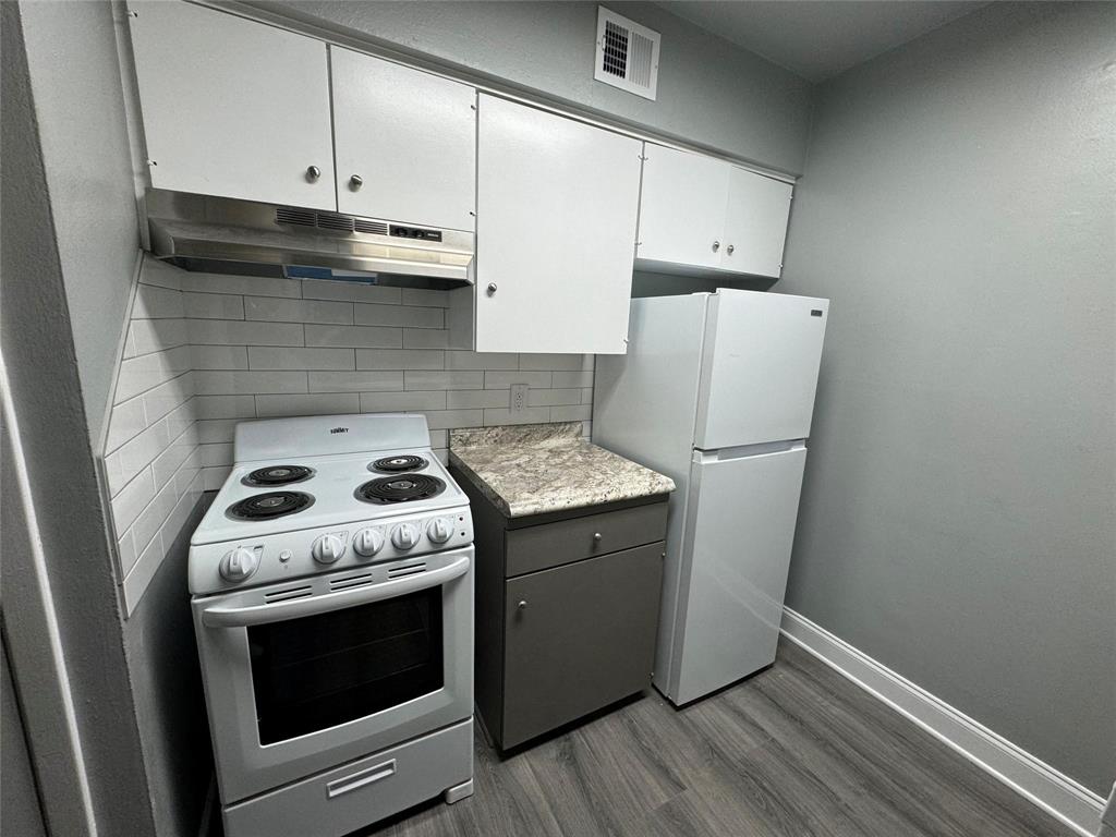 7000 Creswell Road, Unit 124 Shreveport, LA 71106 - Photo 10 of 18 a kitchen with a stove and a refrigerator
