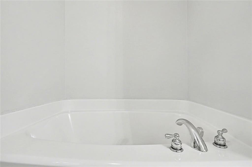 85 Homestead Place Rex, GA 30273 - Photo 15 of 17 a bathroom with a bathtub