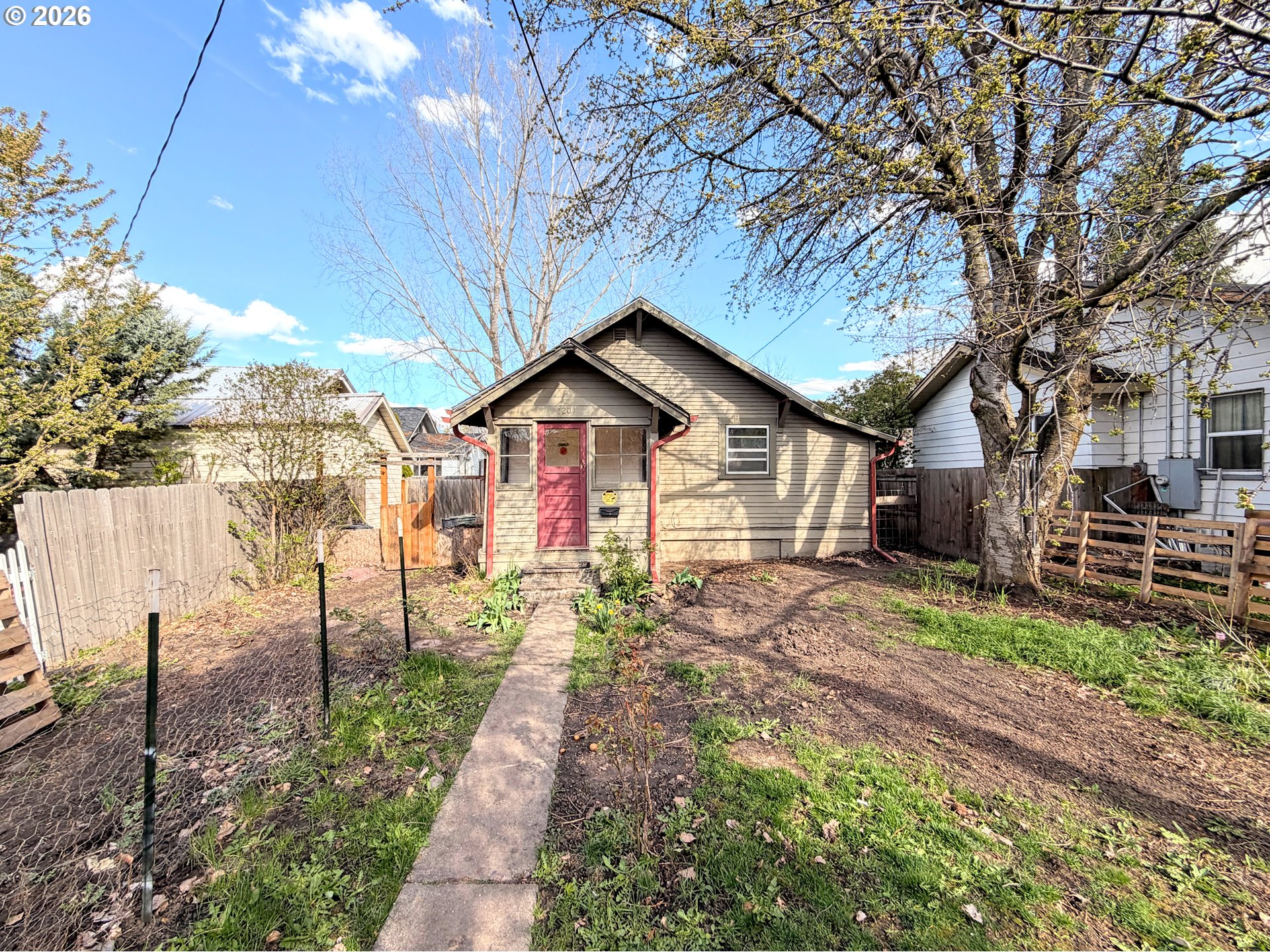 1207 10th Street La Grande, OR 97850 - Photo 13 of 13 a front view of a house with garden