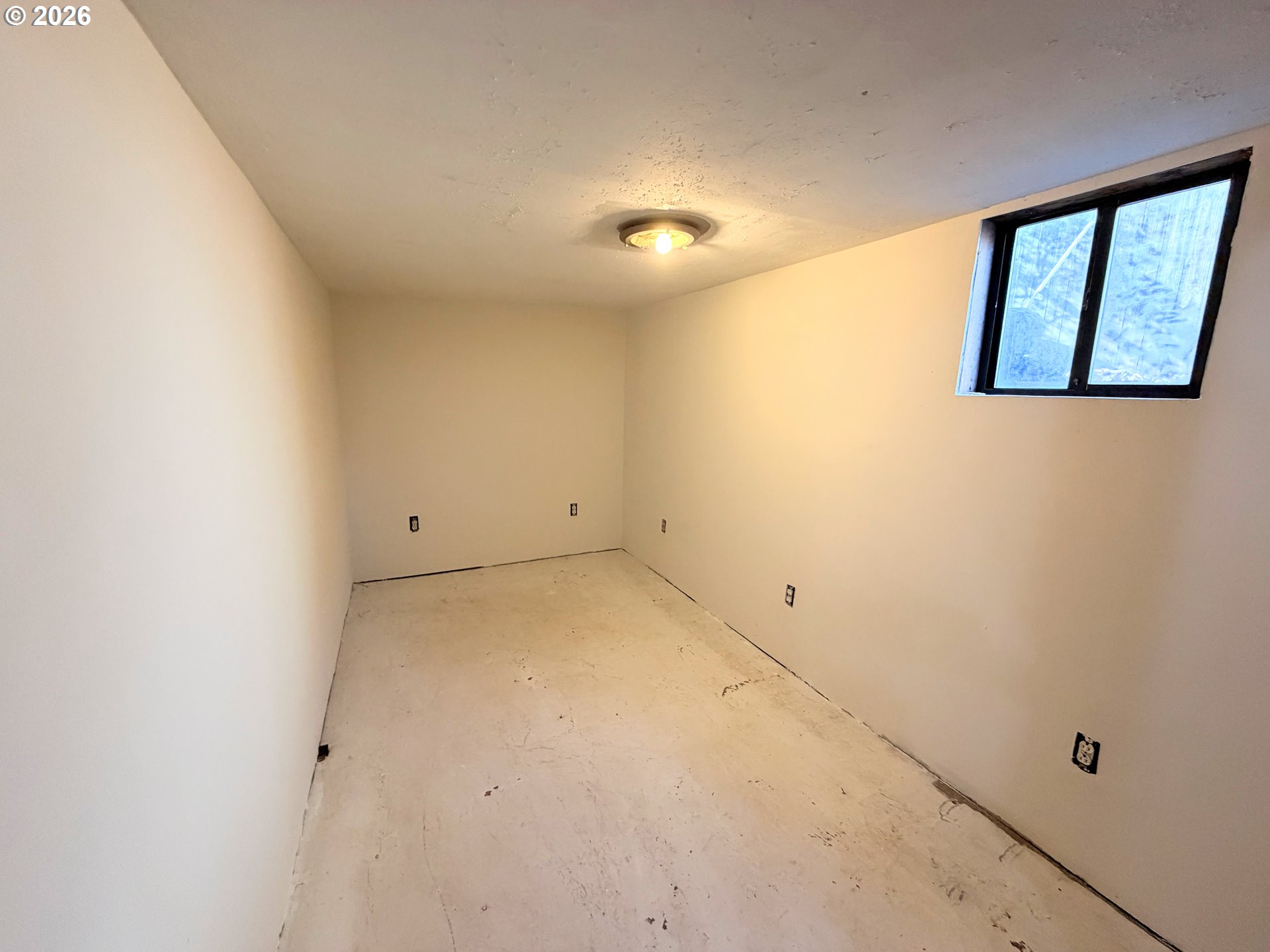 1207 10th Street La Grande, OR 97850 - Photo 10 of 13 an empty room with a window