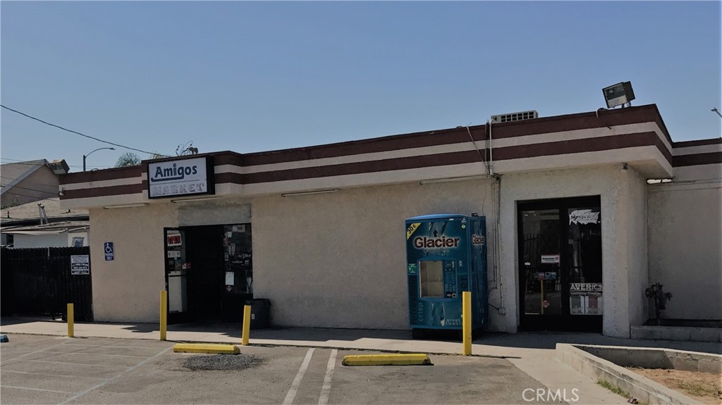 1100 East 10th Street Long Beach, CA 90813 - Photo 2 of 2 a view of a hallway with a building
