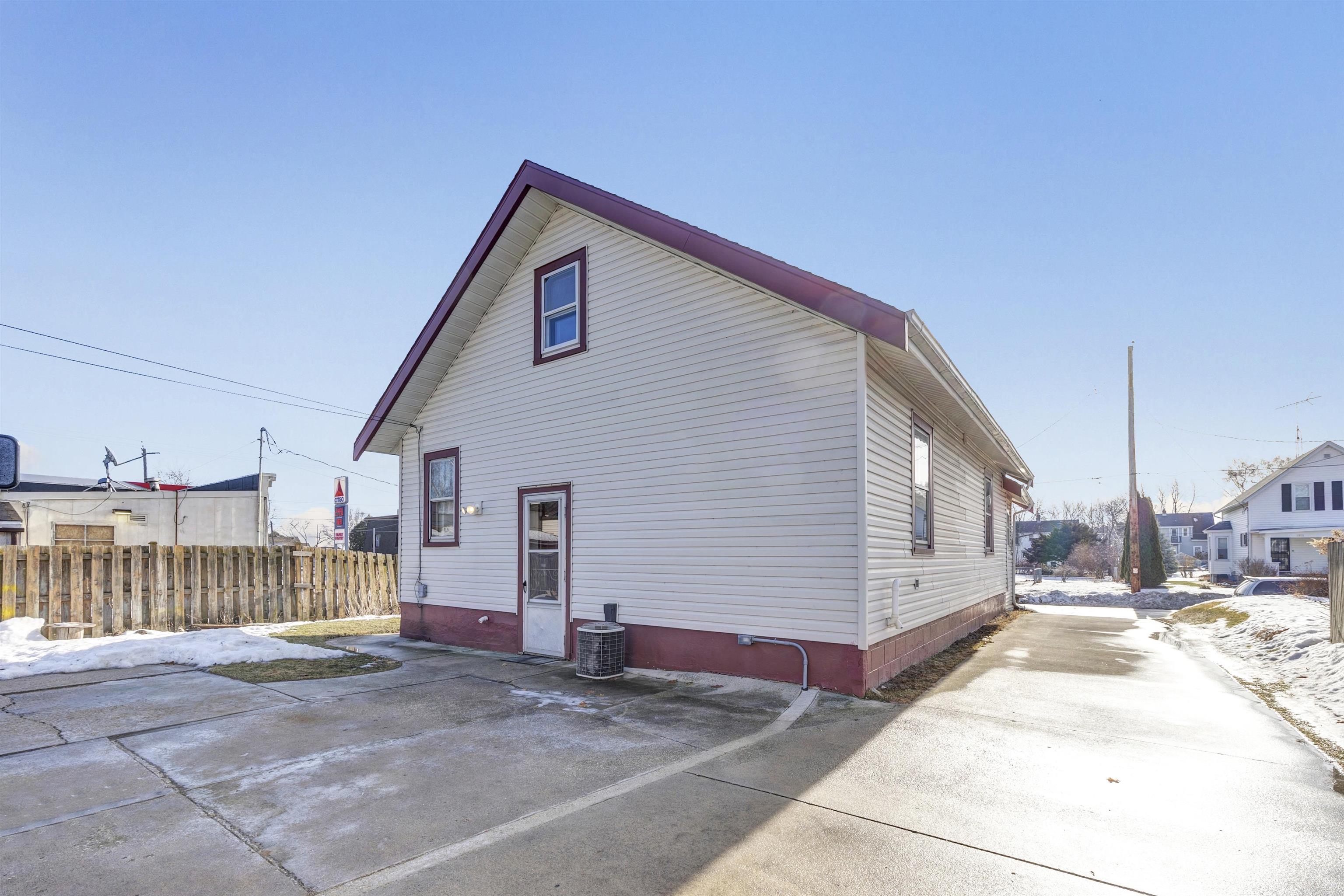 1012 Green Street Manitowoc, WI 54220 - Photo 18 of 22