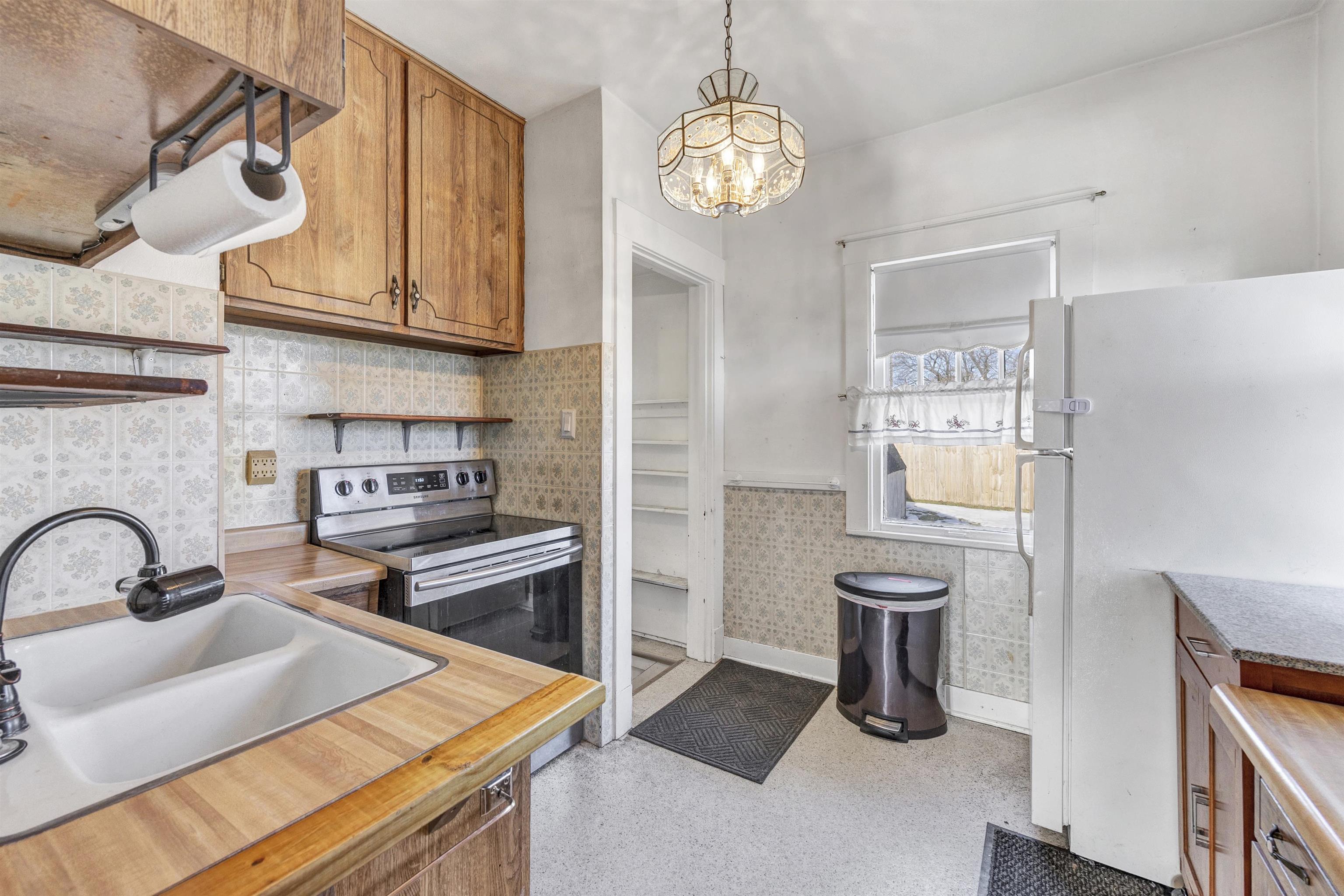 1012 Green Street Manitowoc, WI 54220 - Photo 5 of 22