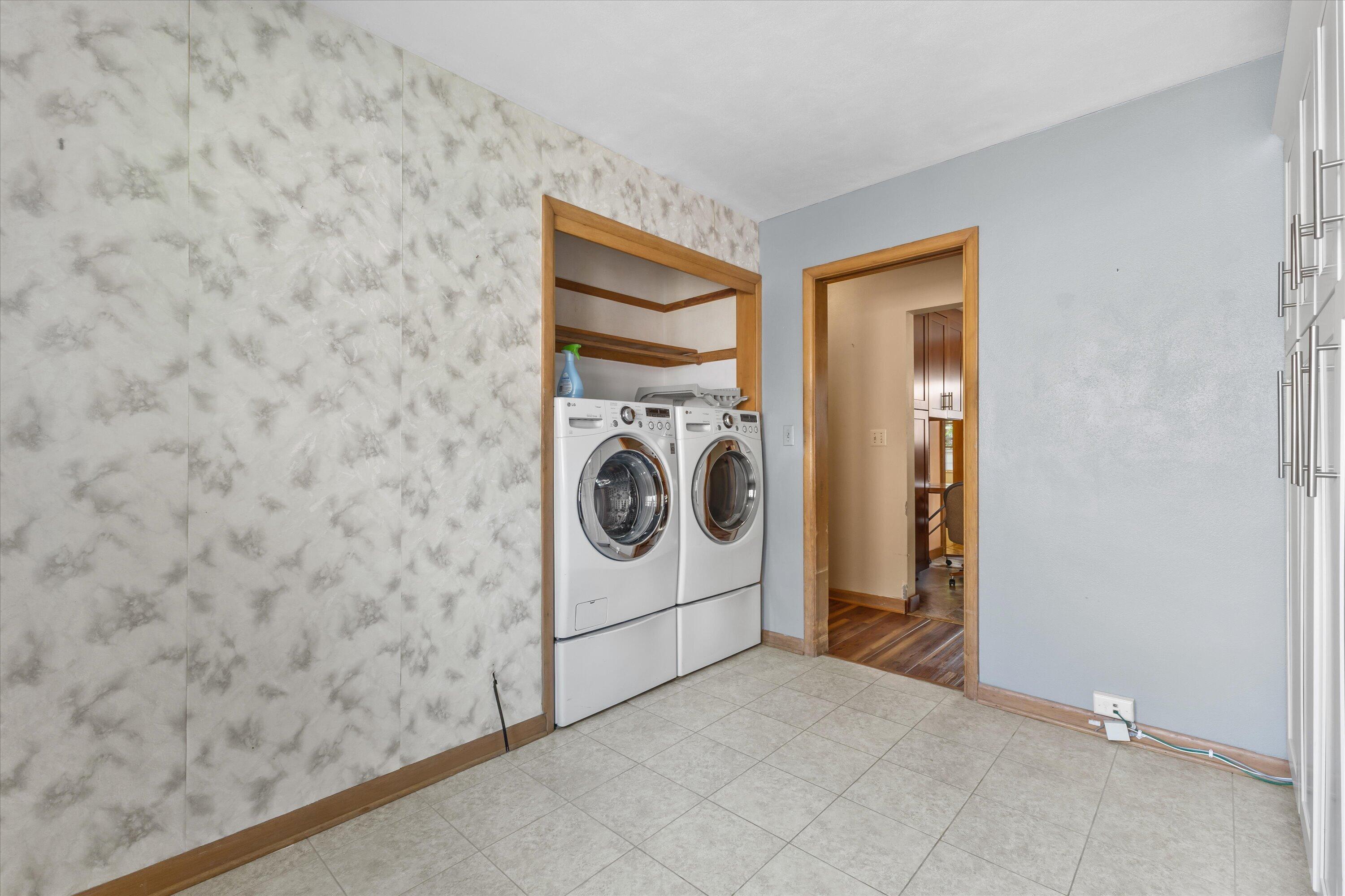 4107 Graceland Boulevard Racine, WI 53405 - Photo 13 of 30 Laundry