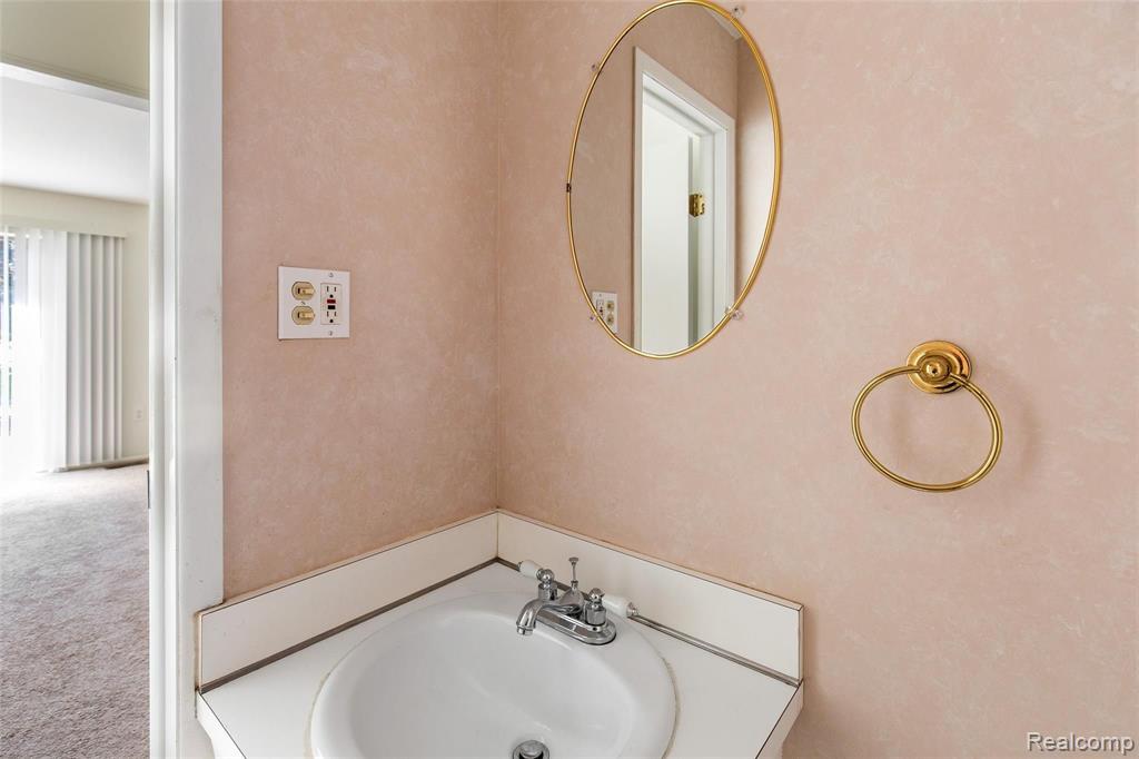 5055 Crooks Road, Unit 15 Royal Oak, MI 48073 - Photo 13 of 22