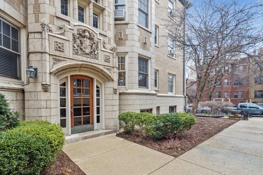 534 West Brompton Avenue, Unit 3N Chicago, IL 60657 - Photo 2 of 19 a front view of a brick building