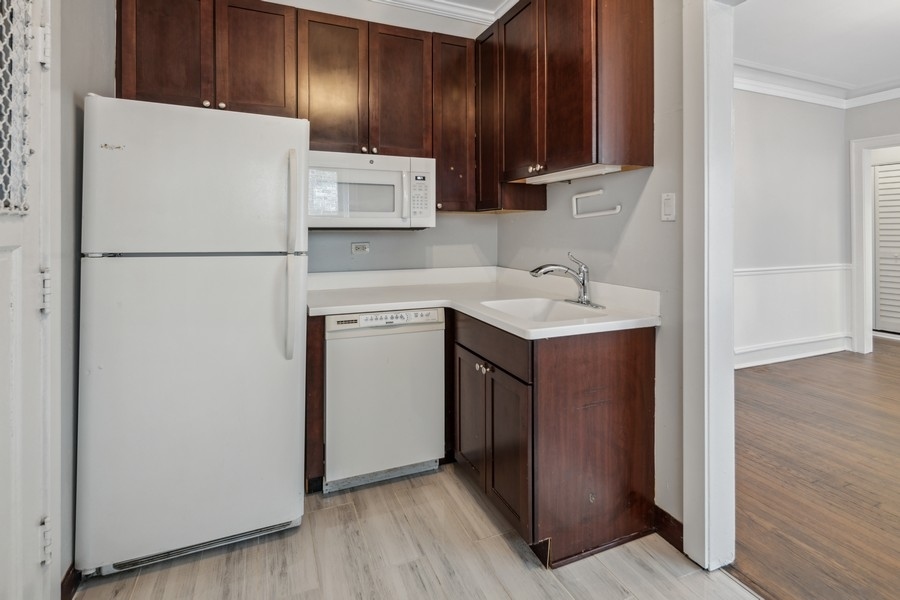 534 West Brompton Avenue, Unit 3N Chicago, IL 60657 - Photo 10 of 19 a kitchen with a sink a refrigerator and a