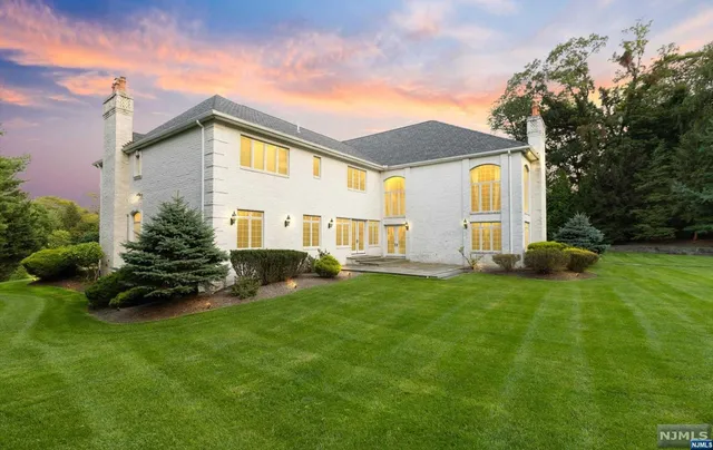 a view of a house with backyard