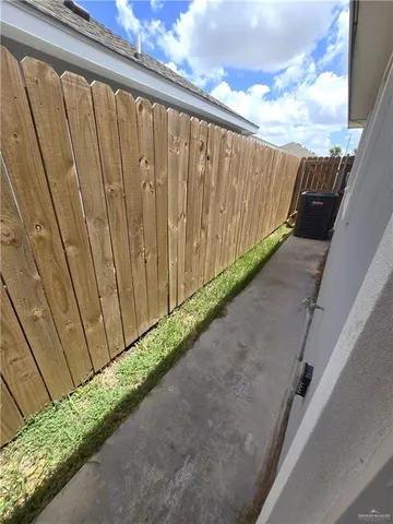 a view of a back yard