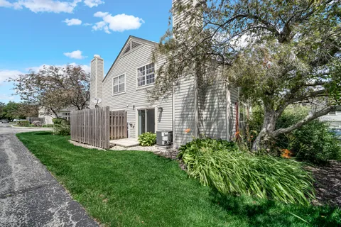 $299,000 | 1040 North Knollwood Drive, Palatine, IL 60067