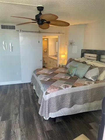 a view of a livingroom with an empty space