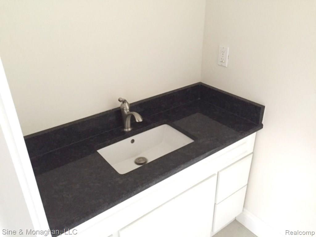 9663 Ellis Road Clarkston, MI 48348 - Photo 20 of 35 Upper bath granite counter detail
