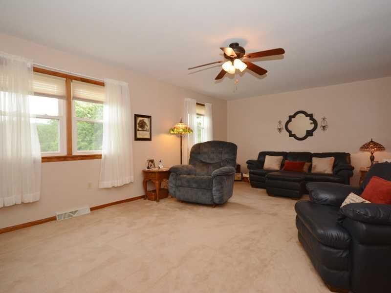 134 Buss Road Aliquippa, PA 15001 - Photo 9 of 25 Living Room.