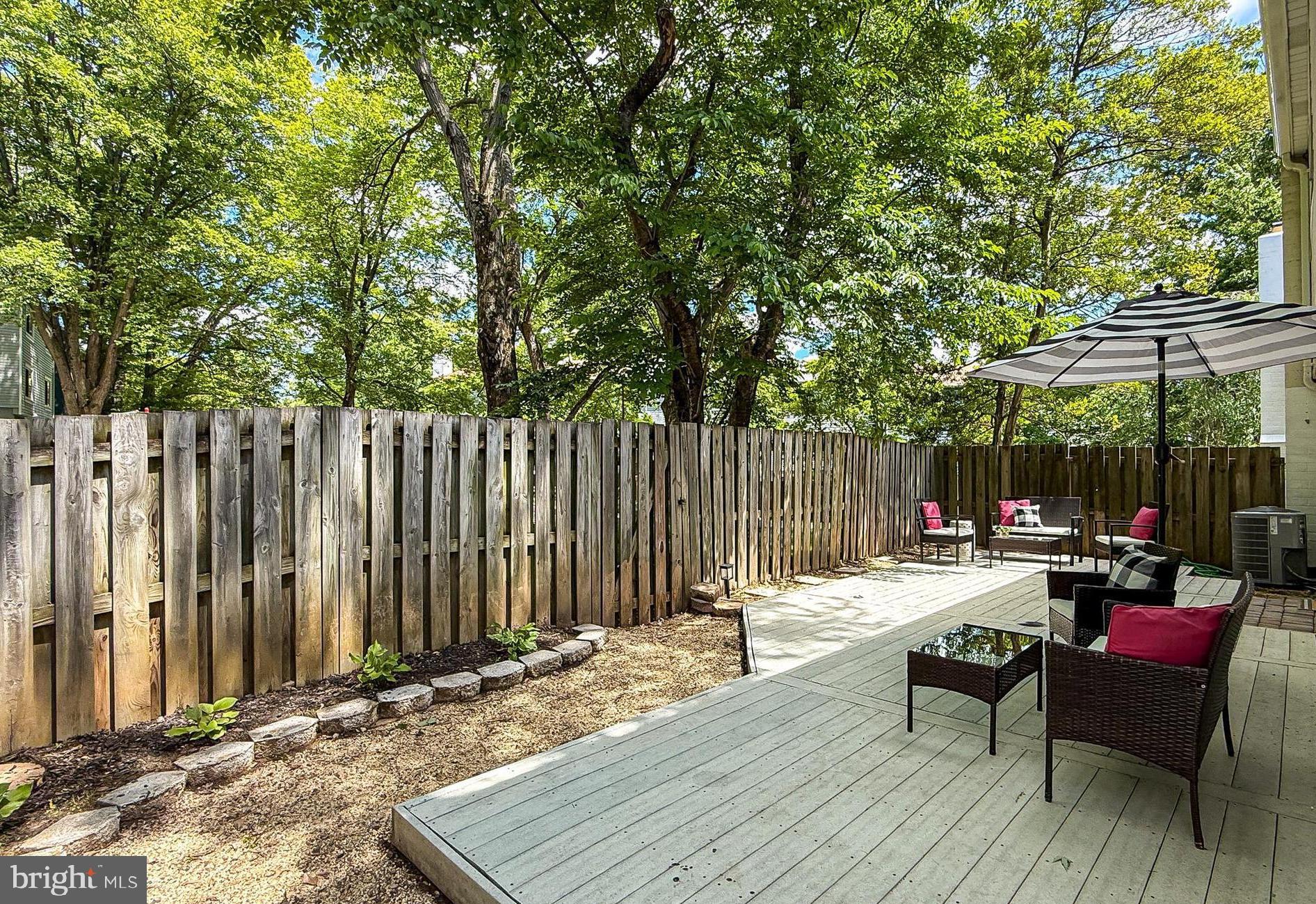 1498 Roundleaf Court Reston, VA 20190 - Photo 20 of 62 Wood Privacy Fencing with Gate
