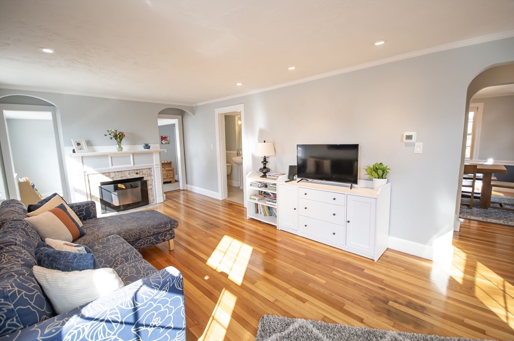 27 Little Pond Road Belmont, MA 02478 - Photo 6 of 42 Gallery Image 6