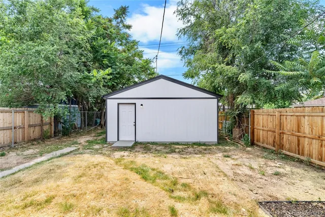 a view of a backyard