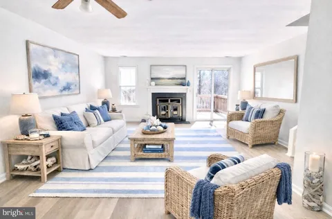 $415,000 | 4141 Pleasant Meadow Court, Unit 93D, Chantilly, VA 20151