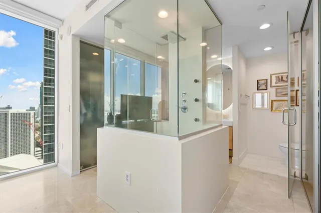 $6,700 | 1040 Biscayne Boulevard, Unit 3906, Miami, FL 33132